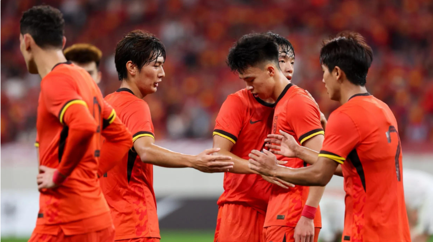 澳大利亚放水？中国男足半场0射门，王钰栋无机会，打平=一起出线